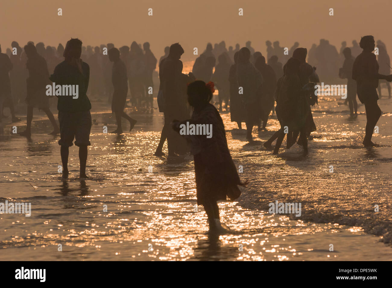Schar von Pilgern waten in der Bucht von Bengalen bei Sonnenaufgang, Ganga Sagar Mela, Sagar Island, West Bengal, Indien Stockfoto