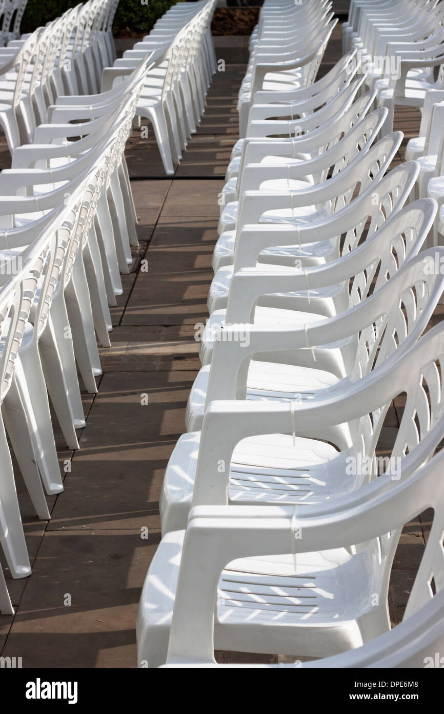 Leere weiße Plastikstühle für ein outdoor-Event. Stockfoto