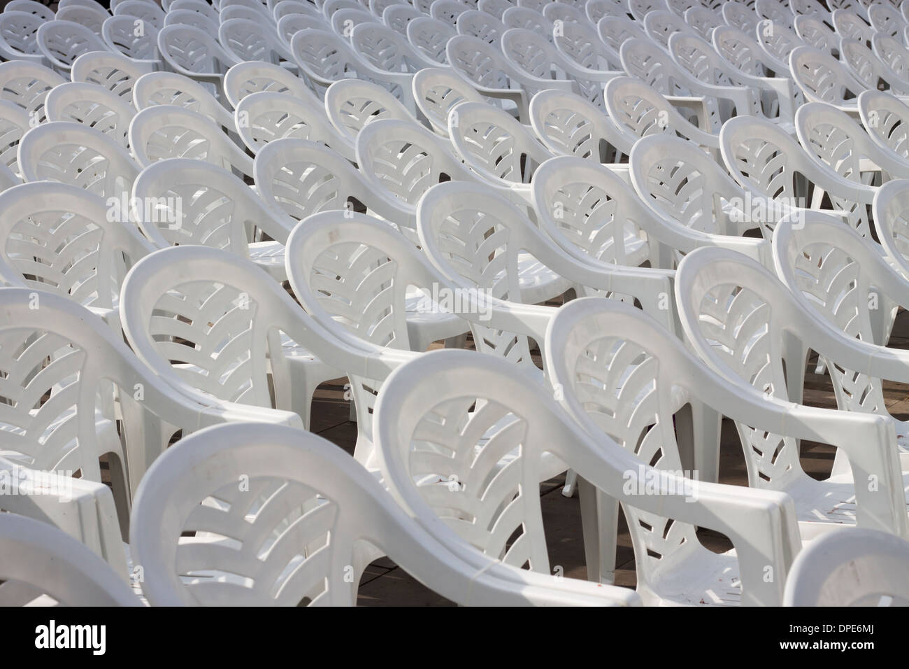 Leere weiße Plastikstühle für ein outdoor-Event. Stockfoto