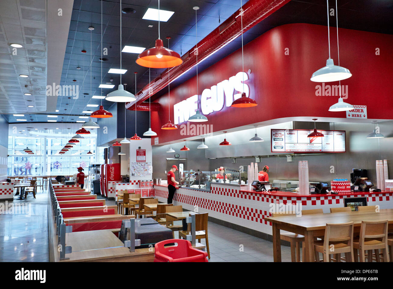 Zweig der fünf Jungs-Fast-Food-Restaurant-Kette in der Oracle Shopping Centre in Reading Stockfoto