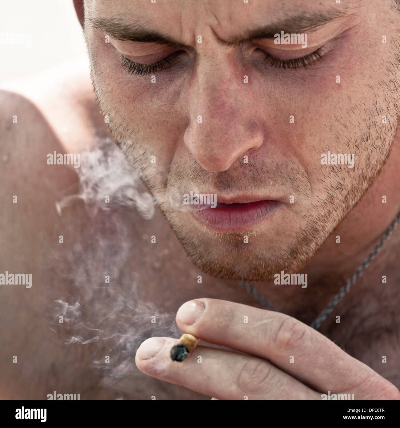 Der junge Mann Rauchen Haschisch gemeinsame hautnah. Stockfoto