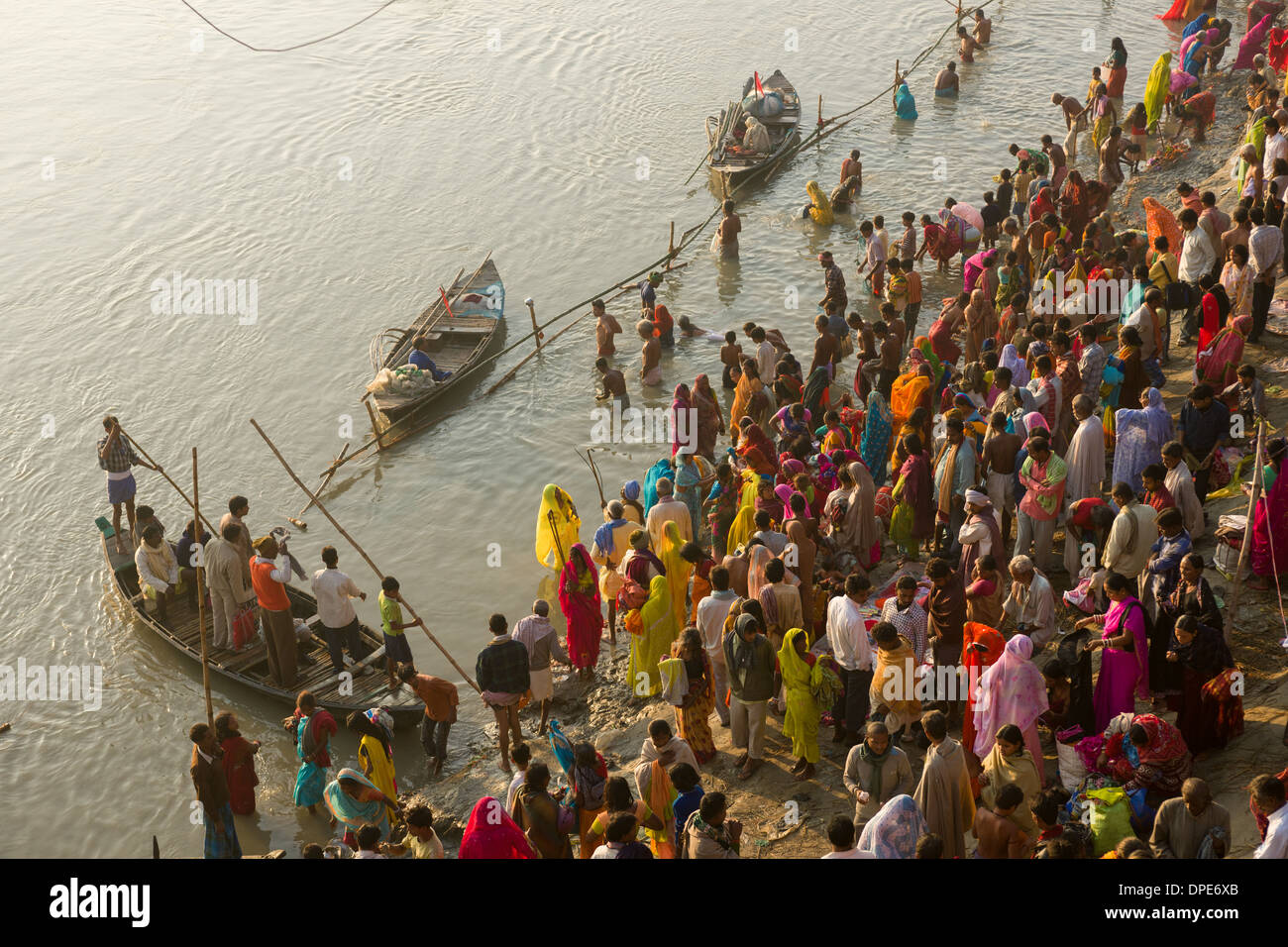 Blick hinunter auf Scharen von Pilgern Baden im Fluß Gandak, Sonepur Mela, Sonepur, Bihar, Indien Stockfoto