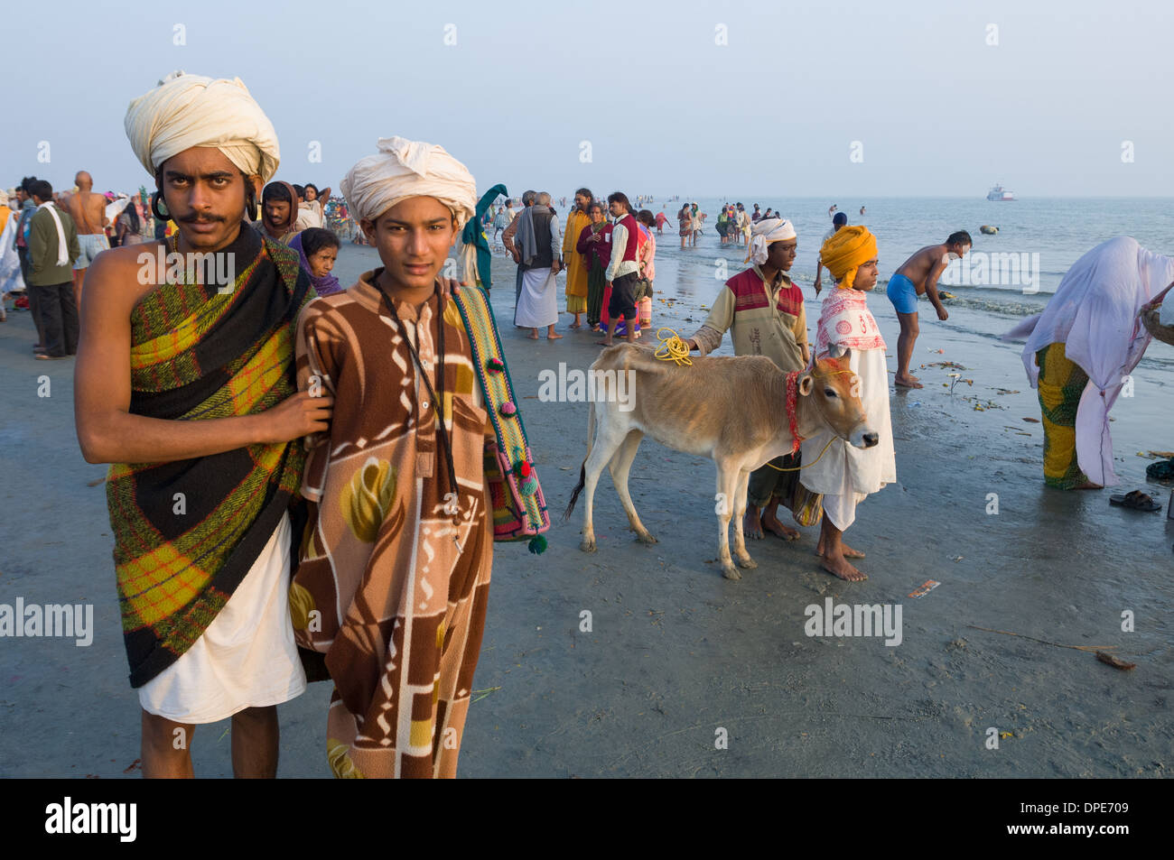 Junge männliche Pilger am Strand der Bucht von Bengal im Ganga Sagar Mela, Sagar Island, West Bengal, Indien Stockfoto