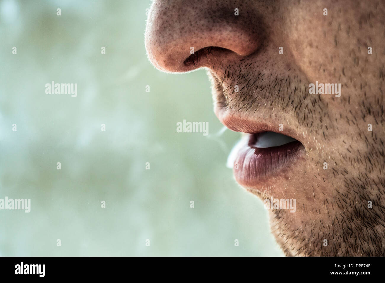 Detail der Raucher männliches Gesicht Rauchen Stockfoto