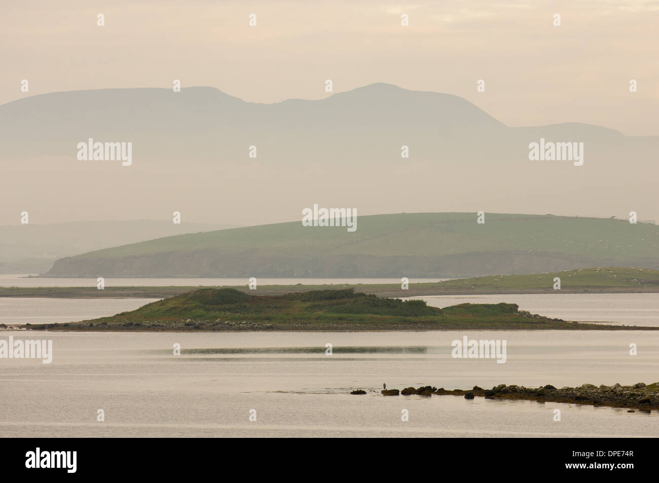 Inseln auf Clew Bay droht durch den Nebel, Westport, County Mayo, Irland Stockfoto