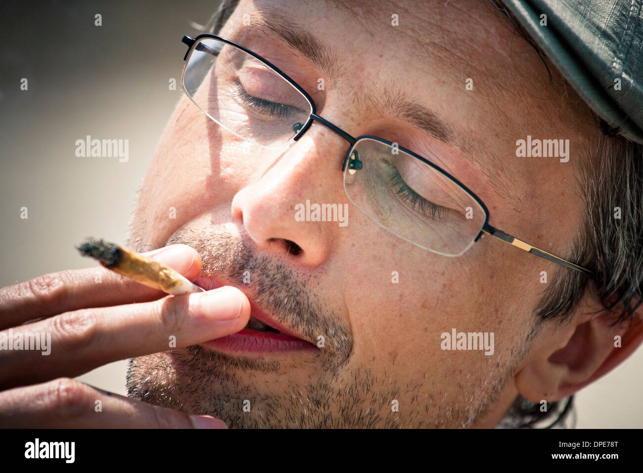 Nahaufnahme von einem Mann genießen Haschisch zu rauchen gemeinsame. Stockfoto