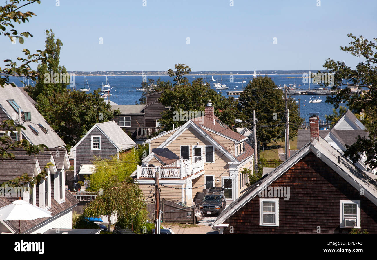 Provincetown, Massachusetts mit Häusern entlang der Cape Cod Bay im Überblick. Stockfoto