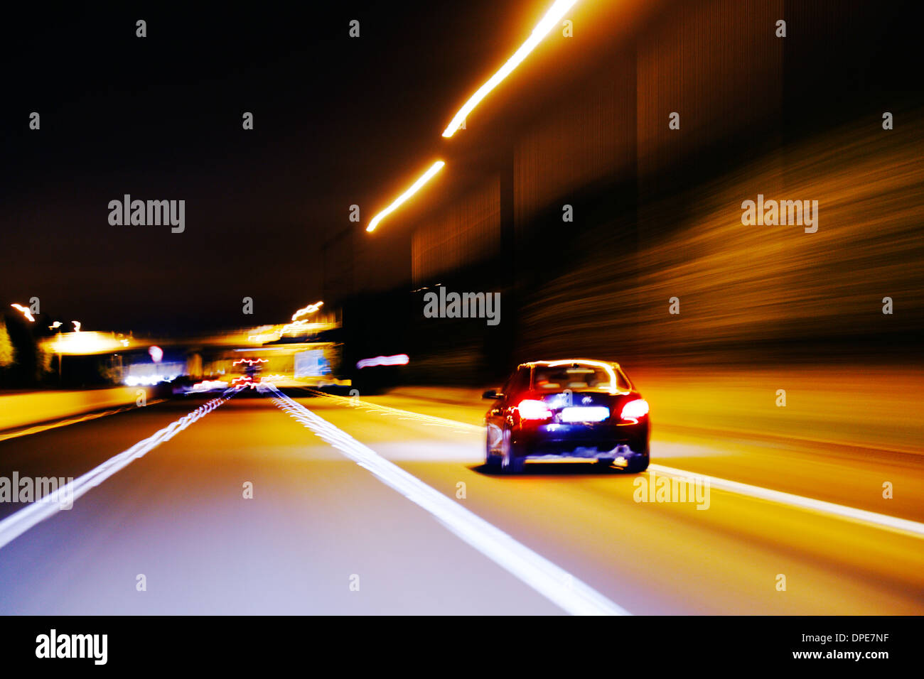 Eine Impression-Stil des Bildes des fließenden Verkehr auf einem motor Weg in der Nacht Stockfoto