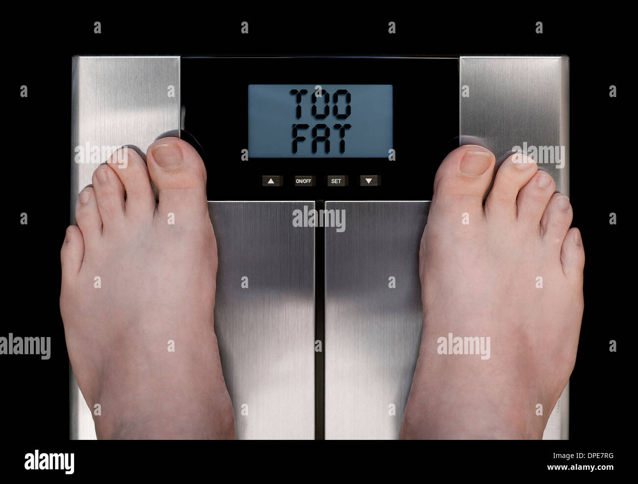 Die Füße auf die Waage auf einen Teppich von oben mit der Anzeige zu Fett  fotografiert Stockfotografie - Alamy