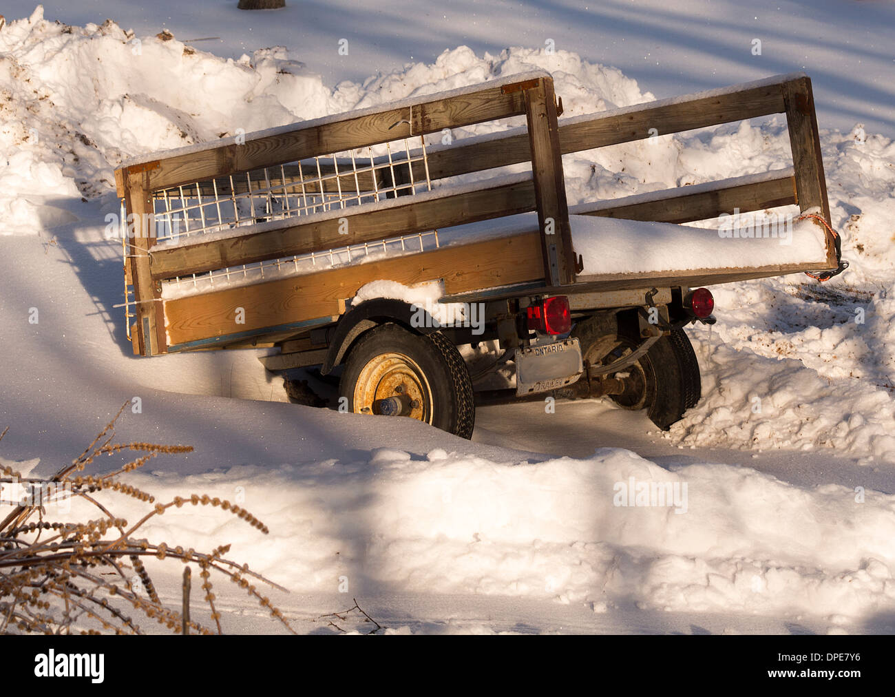 Holz Wagen in einer Schneeverwehung begraben. Stockfoto