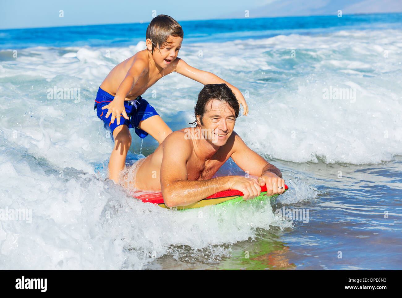 Vater und Sohn Surfen Tandem Togehter Fang Ocean Wave, sorglos glücklich Spaß Lächeln Lebensstil Stockfoto