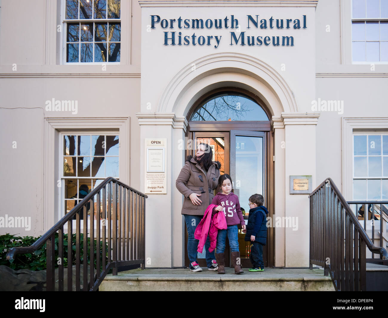Eine Mutter mit zwei Kindern verlässt Portsmouth natural History Museum, England Stockfoto