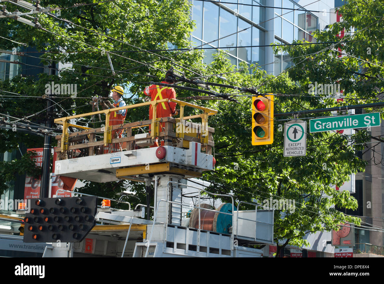 BC Hydro Besatzung reparieren elektrische Verdrahtung auf einem Downtown Vancouver-Straße. Stockfoto
