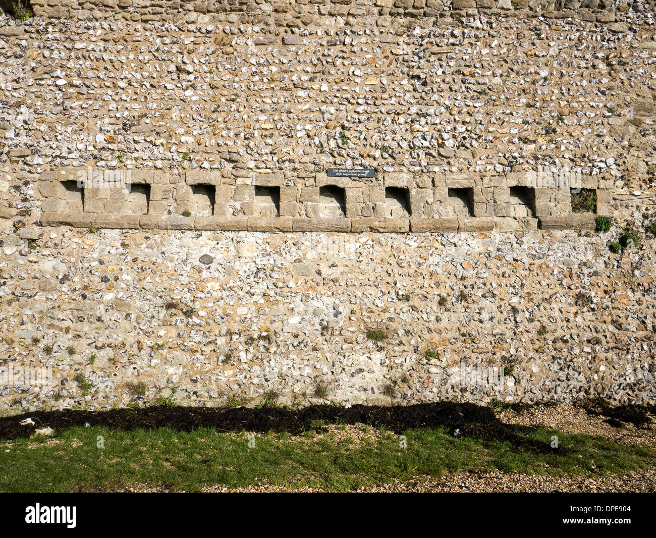 Im 12. Jahrhundert Rutschen Garderobe von Augustiner Klosters auf römischen Außenmauern Portchester Castle Stockfoto