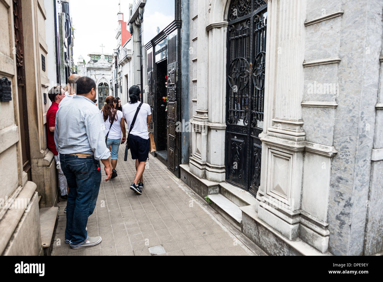 BUENOS AIRES, Argentinien – Besucher treffen sich im Gewölbe der Familie Duarte auf dem Friedhof Recoleta (Cementerio de la Recoleta) und zollen Eva „Evita“ Perón ihren Respekt. Das Grab der ehemaligen First Lady Argentiniens, die 1952 starb, zieht weiterhin Bewunderer und Touristen aus der ganzen Welt an. Dieses relativ bescheidene Mausoleum schmückt regelmäßig frische Blumen und Angebote, was Evitas dauerhaften Einfluss auf die argentinische Kultur und Politik demonstriert. Stockfoto