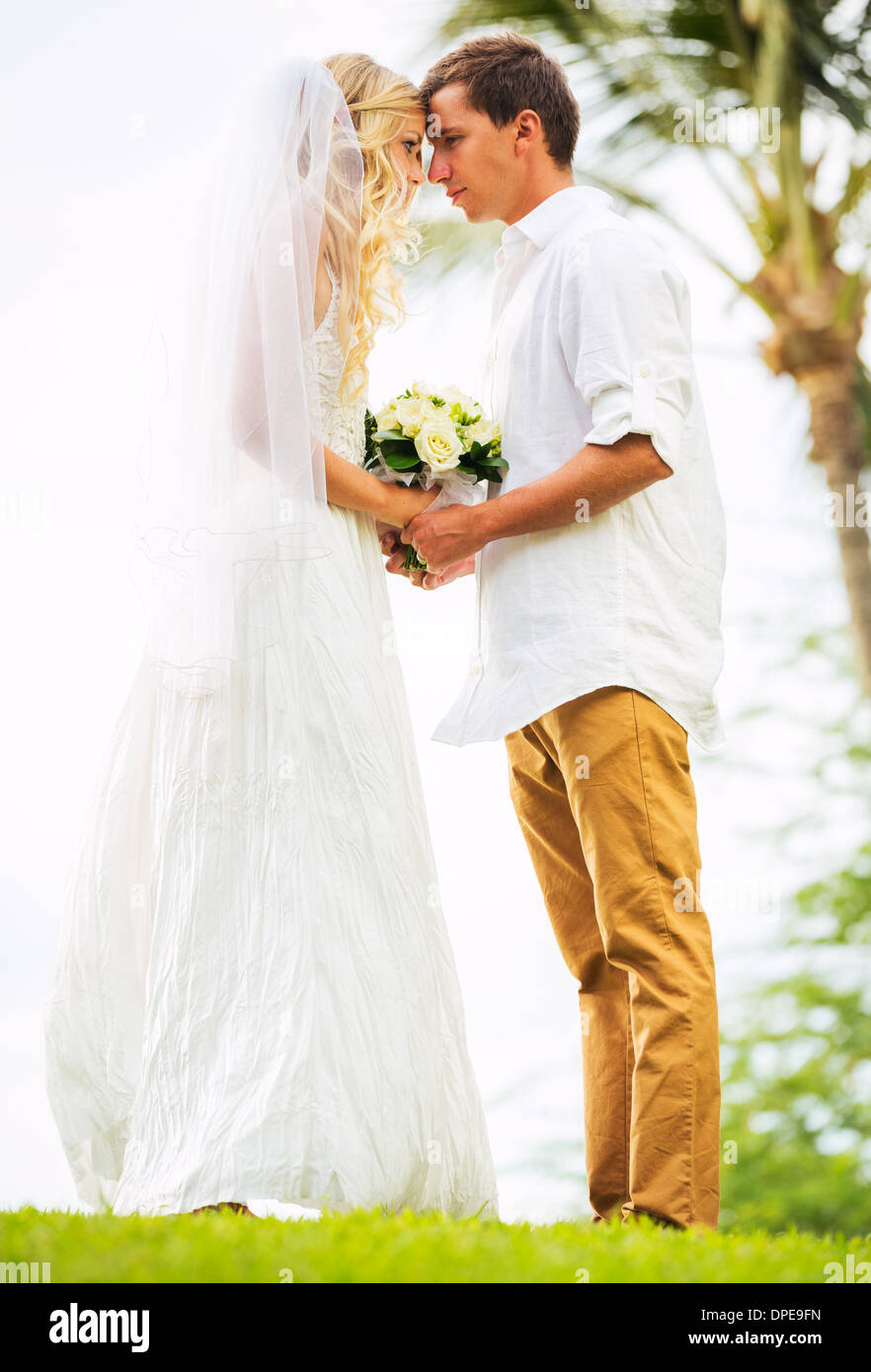 Ehepaar, Braut und Bräutigam immer verheiratet, tropische Hochzeit in Hawaii Stockfoto