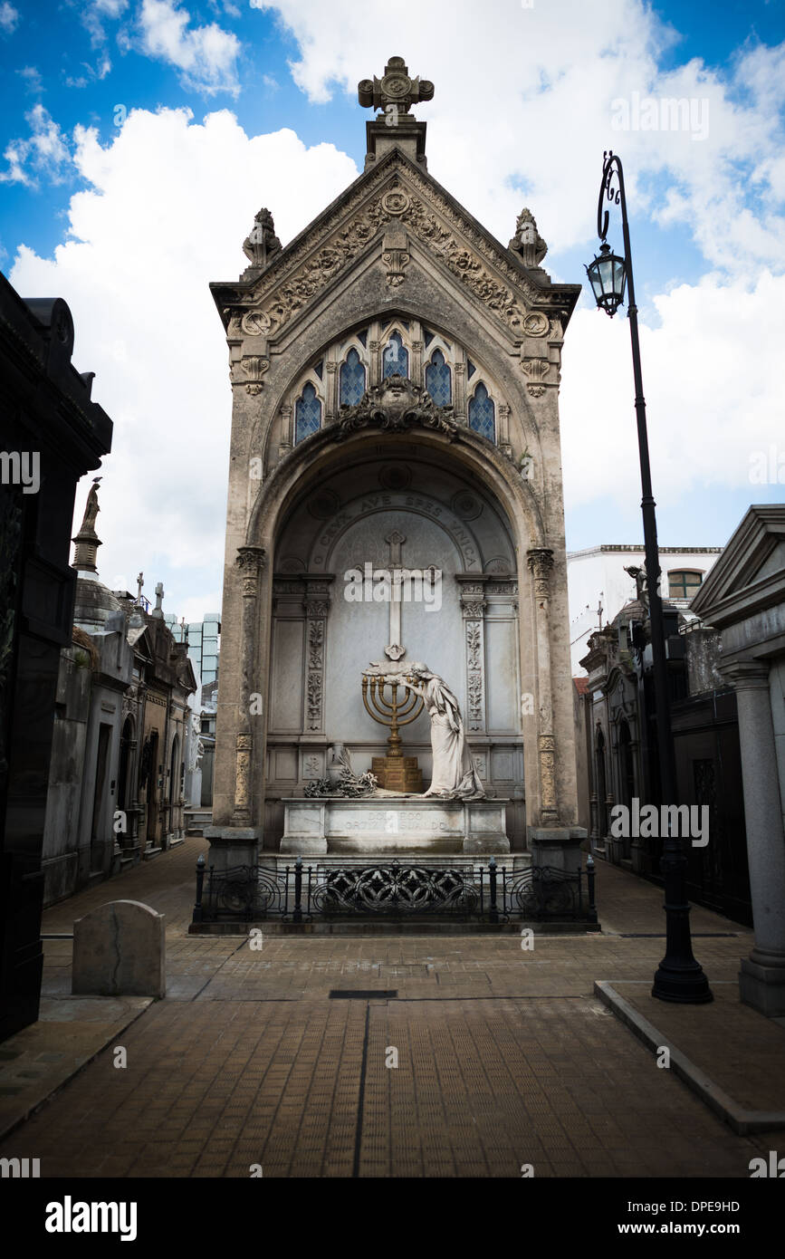 BUENOS AIRES, Argentinien – reich verzierte Mausoleen und Grabsteine säumen die Wege des Friedhofs Recoleta (Cementerio de la Recoleta). Diese aufwendigen Bauten, die zwischen den 1820er Jahren und heute gebaut wurden, zeigen architektonische Stile von Neoklassizismus bis Jugendstil. Der Friedhof enthält über 4.500 oberirdische Gewölbe, von denen fast 100 als National Historic Monuments ausgewiesen sind. Stockfoto