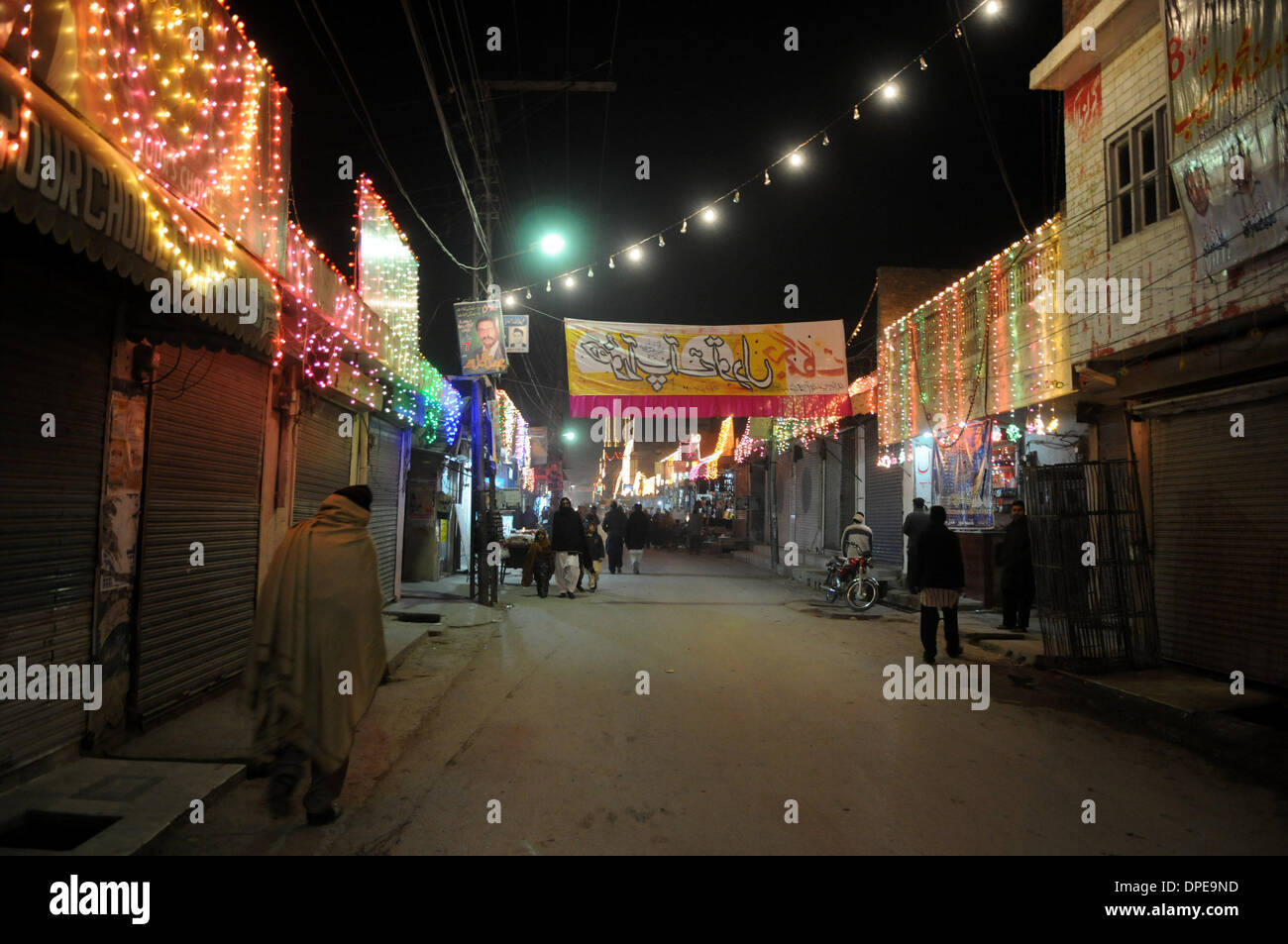 Rawalpindi, Pakistan. 13. Januar 2014. Eine Straße ist während der Feierlichkeiten vor Eid-e-Milad-un-Nabi, Jahrestag der Geburt des Propheten des Islam Mohammed, in Rawalpindi, Pakistan, 13. Januar 2014 beleuchtet. Bildnachweis: Ahmad Kamal/Xinhua/Alamy Live-Nachrichten Stockfoto