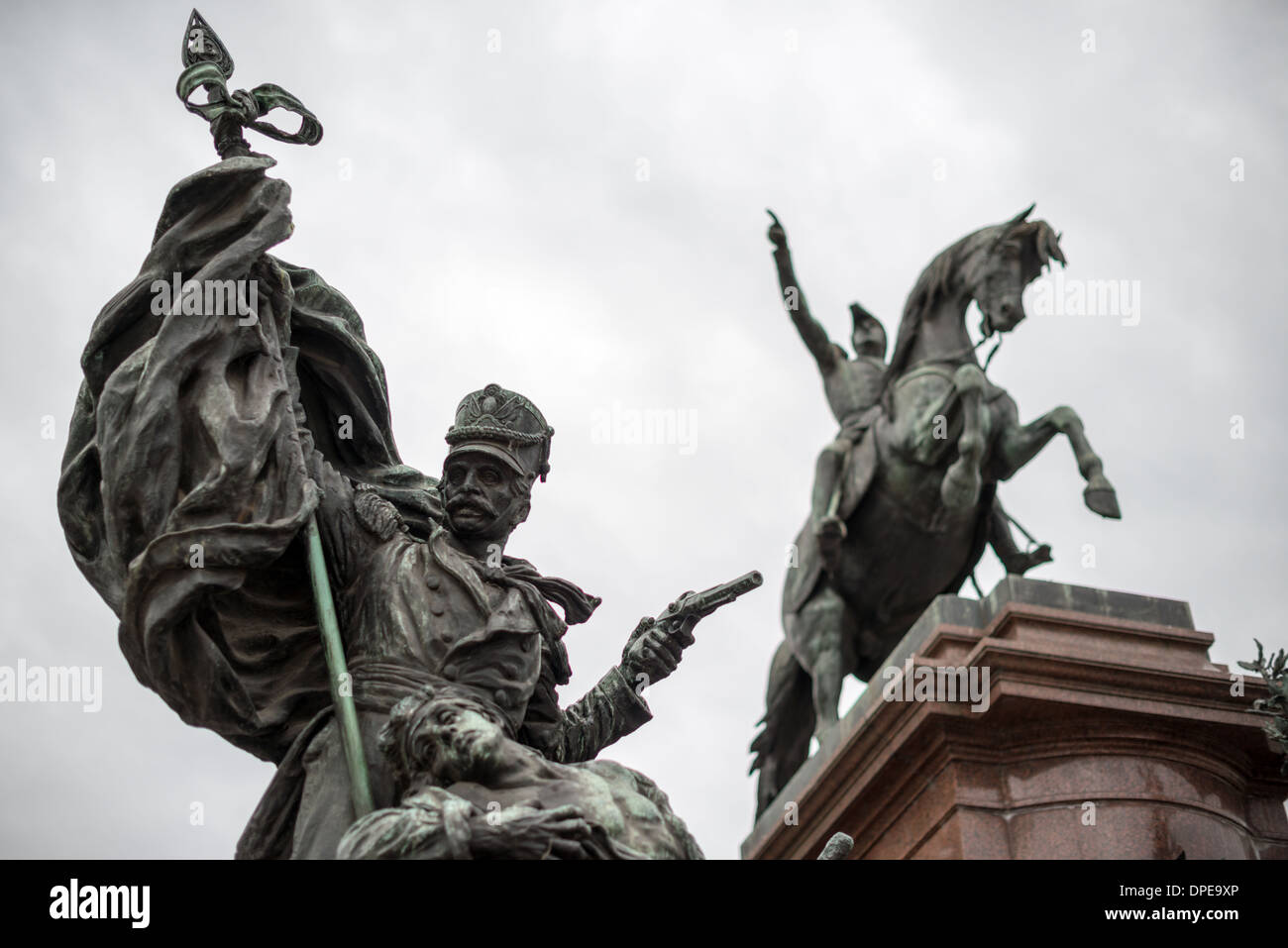 Jose de San Martin Statue Plaza San Martin Buenos Aires Argentinien // BUENOS AIRES, Argentinien — Eine Statue von General José de San Martín steht an prominenter Stelle auf der Plaza San Martín in der Innenstadt von Buenos Aires. San Martín, der als Nationalheld und Befreier verehrt wurde, leitete im frühen 19. Jahrhundert die argentinische Unabhängigkeitsbewegung von Spanien. Der plaza, einer der bedeutendsten öffentlichen Plätze der Stadt, wurde ihm zu Ehren benannt und dient als beliebter Treffpunkt für Einheimische und Touristen. Das Denkmal zeigt San Martín zu Pferd und erinnert an seine militärische Führung in Südamerika Stockfoto