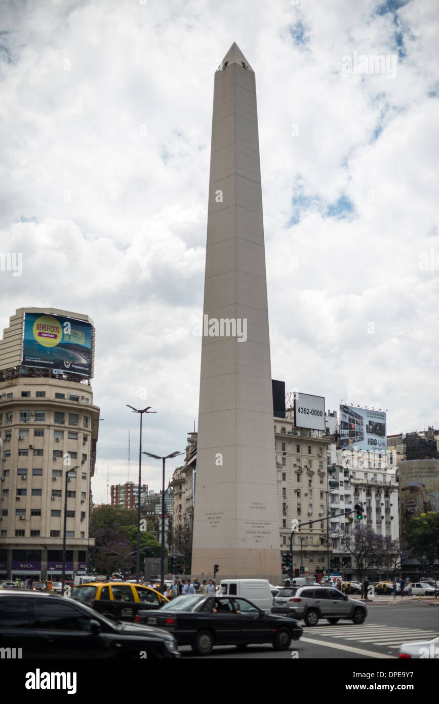 Obelisk von Buenos Aires Plaza de la República Buenos Aires Argentinien // BUENOS AIRES, Argentinien — der Obelisk von Buenos Aires steht an prominenter Stelle auf der Plaza de la República in der Innenstadt von Buenos Aires. Das 1936 erbaute 67 Meter hohe Denkmal anlässlich des vierten 100-jährigen Bestehens der Stadt ist zu einem Wahrzeichen der argentinischen Hauptstadt geworden. Der Obelisk wurde vom Architekten Alberto Prebisch entworfen und markiert die Stelle, an der die argentinische Flagge in der Stadt zum ersten Mal gehisst wurde. Es liegt an der Kreuzung von Avenida 9 de Julio und Avenida Corrientes und dient als zentrales lan Stockfoto
