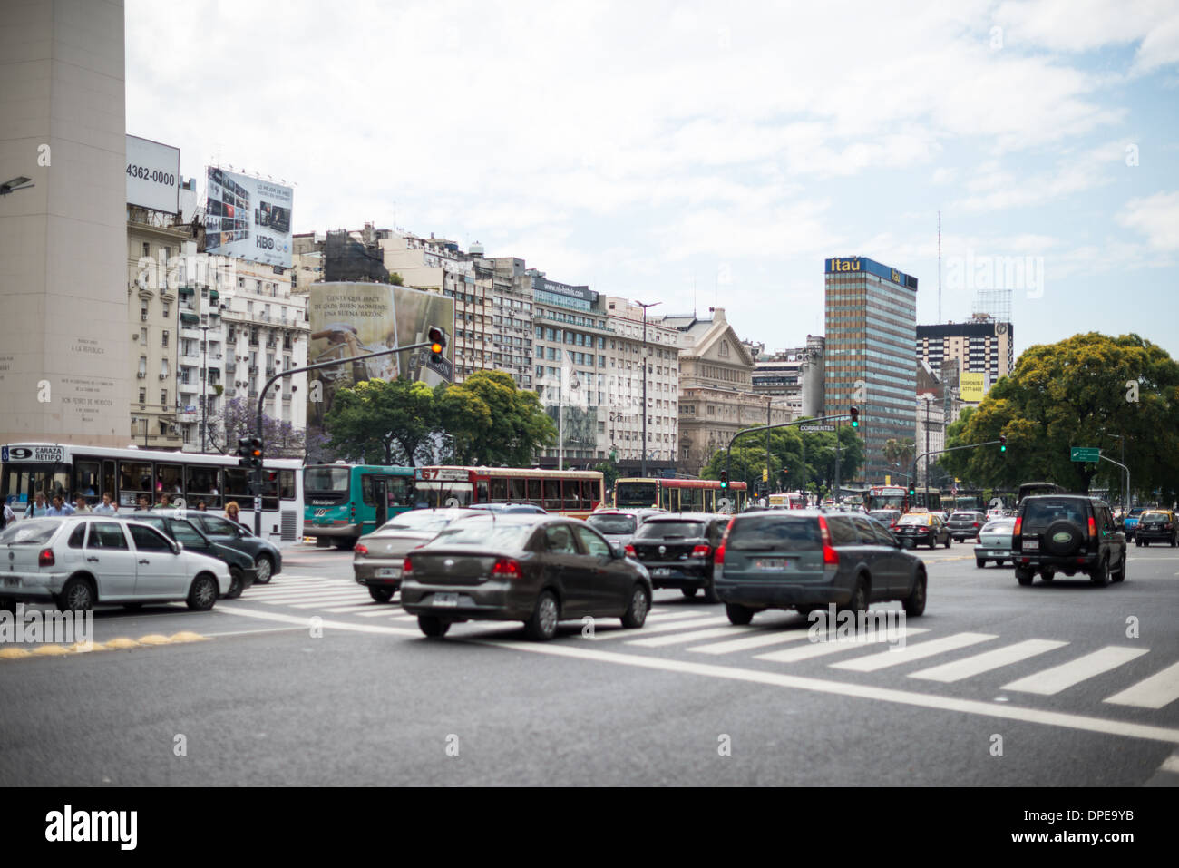 Obelisken von Buenos Aires Plaza de La República Buenos Aires // BUENOS AIRES, Argentinien - Fahrzeuge fahren an der geschäftigen Kreuzung rund um den Obelisken von Buenos Aires, einem prominenten Wahrzeichen auf der Plaza de la República im Herzen der Innenstadt von Buenos Aires. Das 67 Meter hohe Denkmal, das 1936 zum vierten 100-jährigen Bestehen der ersten Stadtgründung eingeweiht wurde, steht an der Kreuzung von Avenida Corrientes und Avenida 9 de Julio, einer der breitesten Straßen der Welt. Der Obelisk ist zu einem Wahrzeichen der argentinischen Hauptstadt geworden und ein beliebter Treffpunkt für Zellenfreunde Stockfoto