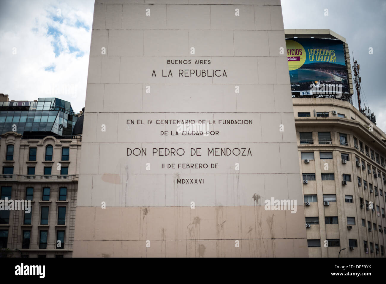 Obelisk von Buenos Aires Plaza de la República Buenos Aires Argentinien // BUENOS AIRES, Argentinien — der Obelisk von Buenos Aires steht an prominenter Stelle auf der Plaza de la República in der Innenstadt von Buenos Aires. Das 67 Meter hohe Denkmal wurde 1936 zum 400. Jahrestag der ersten Stadtgründung durch Pedro de Mendoza errichtet. Die Inschrift an der Basis lautet „BUENOS AIRES AN DIE FEIERTAGE DER REPUBLIK“ und bezieht sich auf den 4. Jahrestag der Gründung der Stadt vom 2. Februar 2016. Das Wahrzeichen ist zu einem ikonischen Symbol der argentinischen Hauptstadt geworden und ein beliebter Treffpunkt für Cele Stockfoto