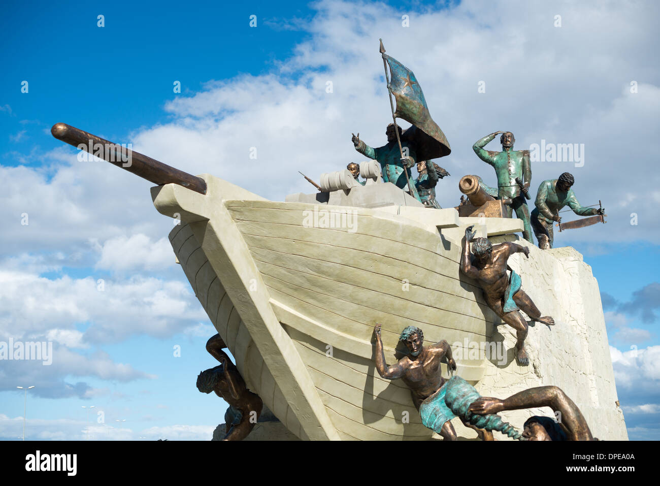 PUNTA ARENAS, Chile – das Denkmal für die Crew der Goleta Ancud auf der Costanera del Estrecho erinnert an die Expedition von 1843, die die Souveränität über die Magellanstraße für Chile beanspruchte. Das Denkmal zeigt einen Schiffsbogen, Besatzungsmitglieder und eine Meerjungfrauenfigur, die maritimen Entdeckungen und das Erbe symbolisiert. Dieses Wahrzeichen ist eine wichtige Attraktion an der patagonischen Küste und spiegelt die reiche nautische Geschichte von Punta Arenas wider. Stockfoto