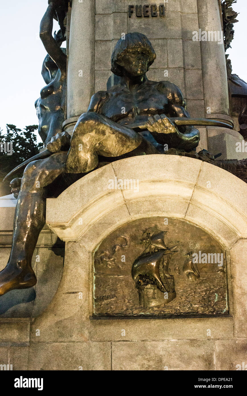 Ferdinand Magellan Monument Plaza de Armas Punta Arenas Chile // PUNTA ARENAS, Chile — Ein Denkmal, das Ferdinand Magellan gewidmet ist, dem portugiesischen Entdecker, der die erste Expedition führte, um den Globus zu umrunden, steht an der Plaza de Armas, dem Hauptplatz von Punta Arenas. Die Statue ehrt Magellans historische Reise von 1519 bis 1522, obwohl Magellan selbst während der Reise auf den Philippinen starb. Punta Arenas wurde 1848 gegründet und ist die Hauptstadt der südlichsten Region Chiles, Magallanes und Antártica Chilena. Die Stadt gilt als das größte städtische zentrum Stockfoto