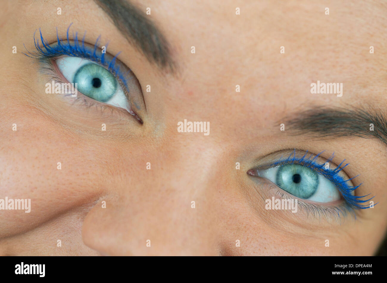 Zwei helle Augen einer blauen Augen Frau, die glücklich sind. Stockfoto