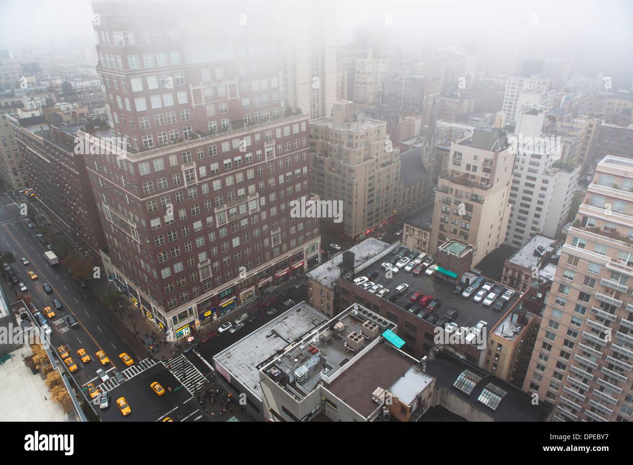 Hohen abgewinkelten Stadtbild im Nebel, New York City, USA Stockfoto