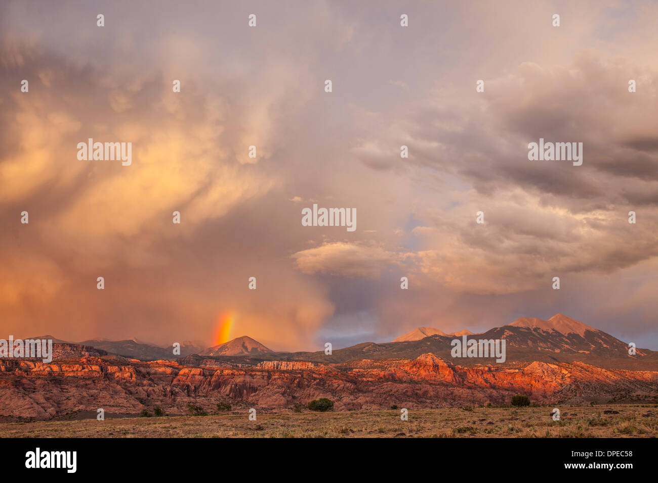 Sonnenuntergang Wolken und Regenbogen über La Sal Mountains, Utah, gesehen vom oberen Spanisch Tal, Manti-La Sal National Forest Stockfoto