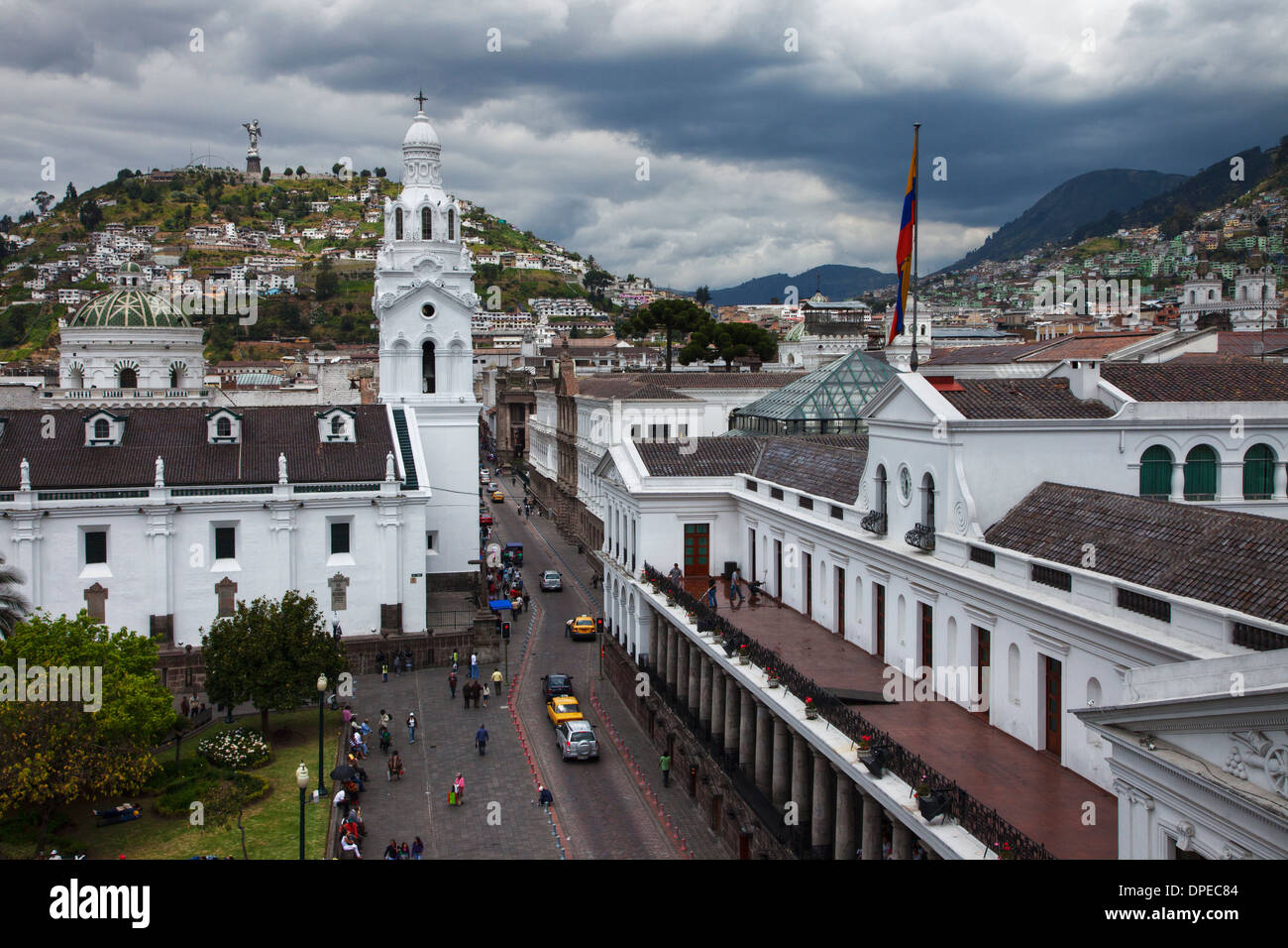 Kathedrale von Quito mit Blick auf Panecilllo Hill, Quito Ecuador Stockfoto
