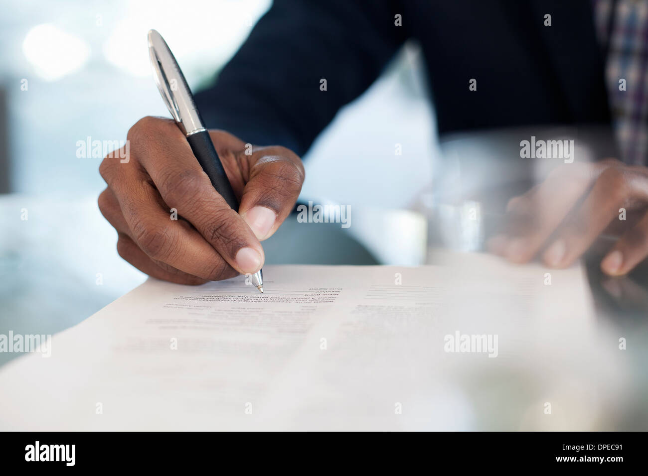 Bild der Geschäftsmann Unterzeichnung Papierkram beschnitten Stockfoto