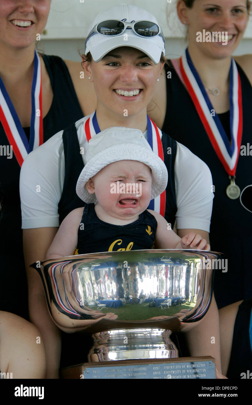(Veröffentlichte 03.04.2006, g-12) CN crew254366x005 4/2/2006 San Diego, CA, S.D. Crew Classic 6 Monat schreit alte KATHLEEN Meilen-McLOUGHLIN, während Besitz University of California Berkeley Steuermann KRISTA ELLIS, während sie auch den renommierten Jessop-Whittier-Pokal hält, sie und ihre Teamkollegen gerade gewonnen. Das Baby ist die Tochter von Liz Miles, eine Schule Alaun und aktuelle Assistant Athl Stockfoto
