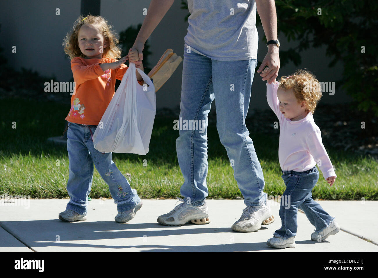 (Veröffentlicht 13.10.2006, NC-1, NI-1)  3. Oktober 2006, Camp Pendleton, Kalifornien, USA. JULIA EESLEY (links), 2, CONNIE EESLEY (Mitte) (ihre Mutter) und MEGAN EESLEY (cq)(right), 1, ihr Brot mit nach Hause nehmen und behandelt nach einer Brot-Verteilung an der Abby Reinke Community Center am Dienstag in Camp Pendleton, Kalifornien. Eesley der Mann ist ein Marine.  Mandatory Credit: Foto von Edu Stockfoto