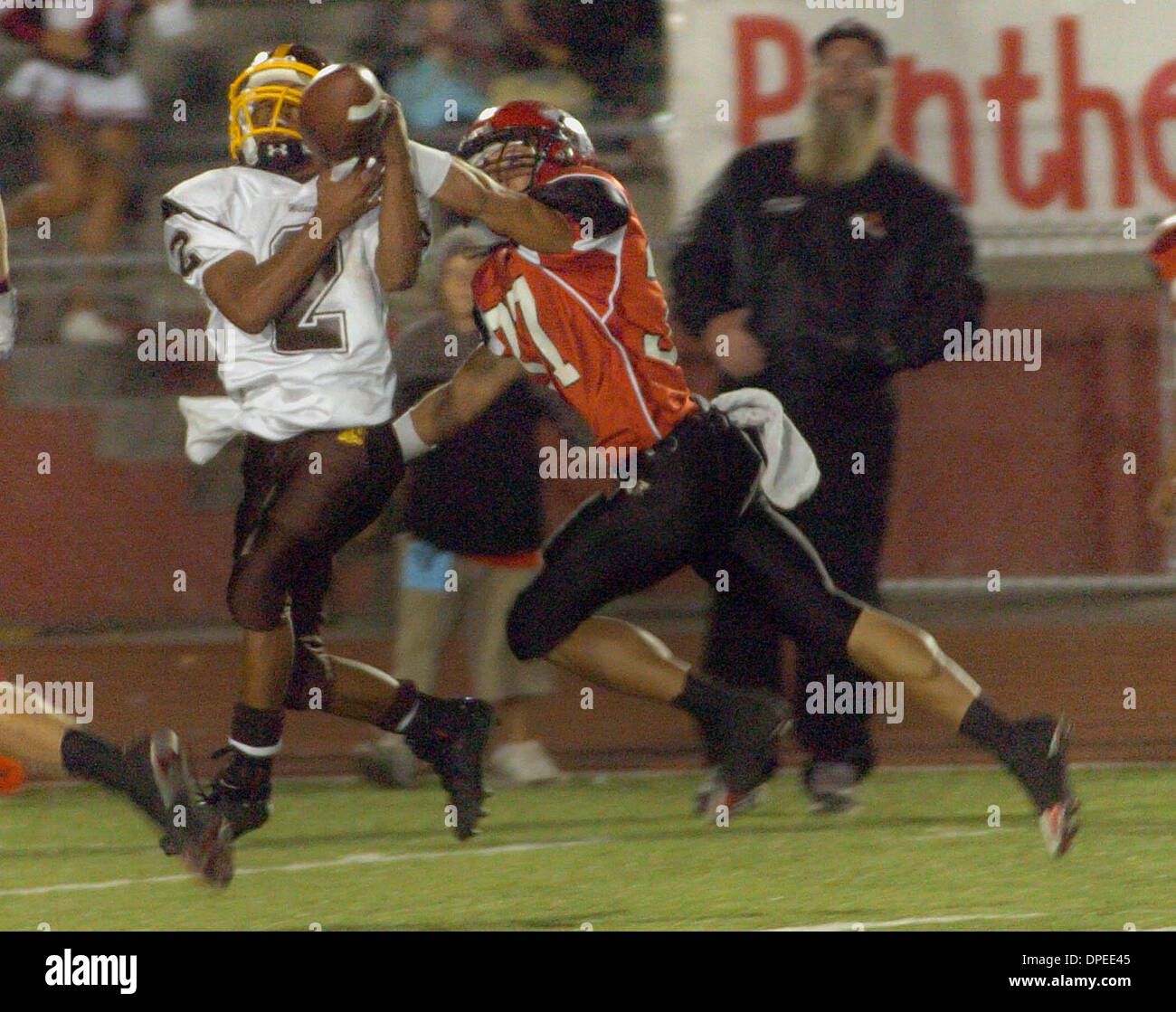 (Veröffentlicht 14.10.2006, D-1:R) 13. Oktober 2006. Vista, Ca. Vista High School Spieler #37-NICK WALKER (rechts) für defensive Pass Störungen gegen El Camino hoch #2 JAMES MOLEX in der ersten Halbzeit Freitagabend hieß. Obligatorische Credit: Foto von Don Kohlbauer/San Diego Union Tribune/Zuma Press. Copyright 2006 San Diego Anschluß-Tribüne. Stockfoto