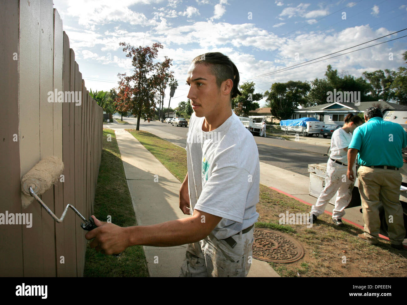 (VERÖFFENTLICHTE 25.10.2006, NI-1) 24. Oktober 2006, übermalt Escondido, Kalifornien, USA TERRY WILLIAMS, der städtischen Korps, die in Escondido aussehen und Compliance Team fegen beteiligt waren, Graffiti an einem Zaun entlang des Midway Drive in der Nähe von Lincoln Ave photo von Charlie Neuman/San Diego Union-Tribune/Zuma Press. Copyright 2006 San Diego Union-Tribune Stockfoto