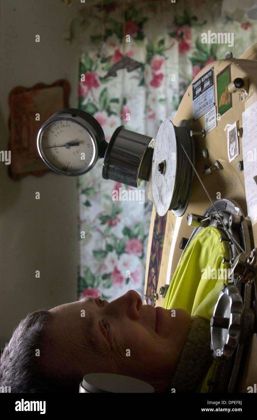 (Veröffentlichte 31.10.2004, e-3) Dolores Thompson, verbringt die Frau in der eisernen Lunge am Nachmittag NAP und schlafen in der Nacht in der alten eisernen Lunge. Das Unternehmen, das it-services wird nicht so bald und Thompson hat Angst, der Tod für sie bedeutet. Dies ist Thompson während am Nachmittag Mittagsschlaf mit Pflegepersonal Veronica Bragg (Cq) und ihre Katze, Dexter (macht Geräusche, sie aufwachen in der Nacht wenn Stockfoto