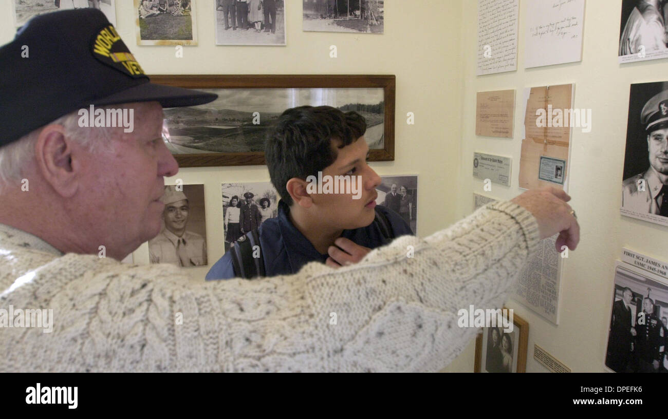 (Veröffentlicht 15.01.2003, b-1:2) Veteranen des zweiten Weltkriegs Dr. Robert Burns (links) Gespräche mit Joshua Alvarez, 12, von Lemon Grove Mittelschule am Freitag an der Parsonage Museum im Zitronenhain. UT-Foto von Eduardo Contreras Stockfoto
