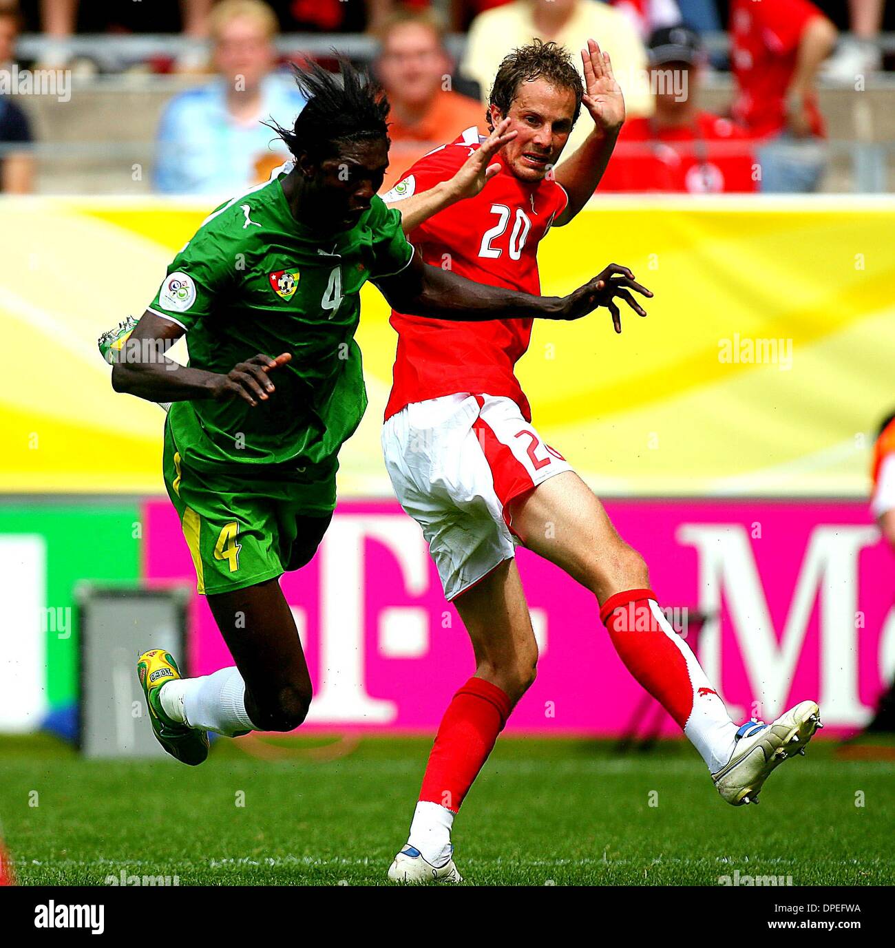 19. Juni 2006 - Dortmund, Germany - K48358. EMMANUEL ADEBAYOR & PATRICK  MÜLLER. HERAUSFORDERUNG. TOGO V SCHWEIZ. FUßBALL-WM. .06-19-2006. RICHARD  VERKÄUFER / / 2006. (Kredit-Bild: © Globe Photos/ZUMAPRESS.com  Stockfotografie - Alamy