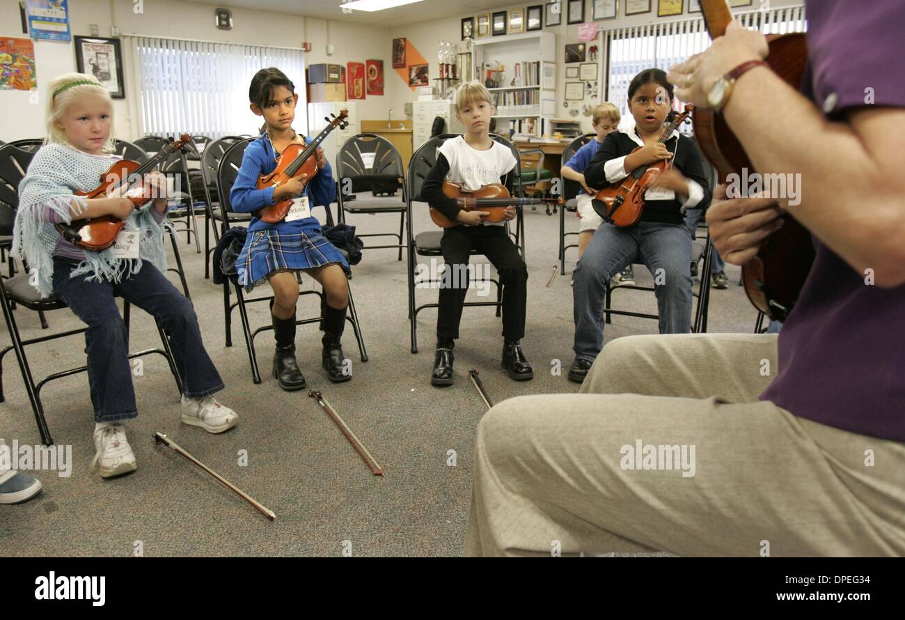 (Veröffentlicht am 19.11.2004, b-10:1, 6, 7, b-3:2) Schüler in der Anfang Saiten Musikklasse in Kellogg Elementary School in Chula Vista, Uhr Musiklehrer Ricki Pederson zeigen, wie die Geige zu halten. Studenten (von Eft, rechts) Haley McLennan, Victoria Garcia, Kaitlyn Gauger und Jaisy Tovar-Castillo.UT/DON KOHLBAUER Stockfoto