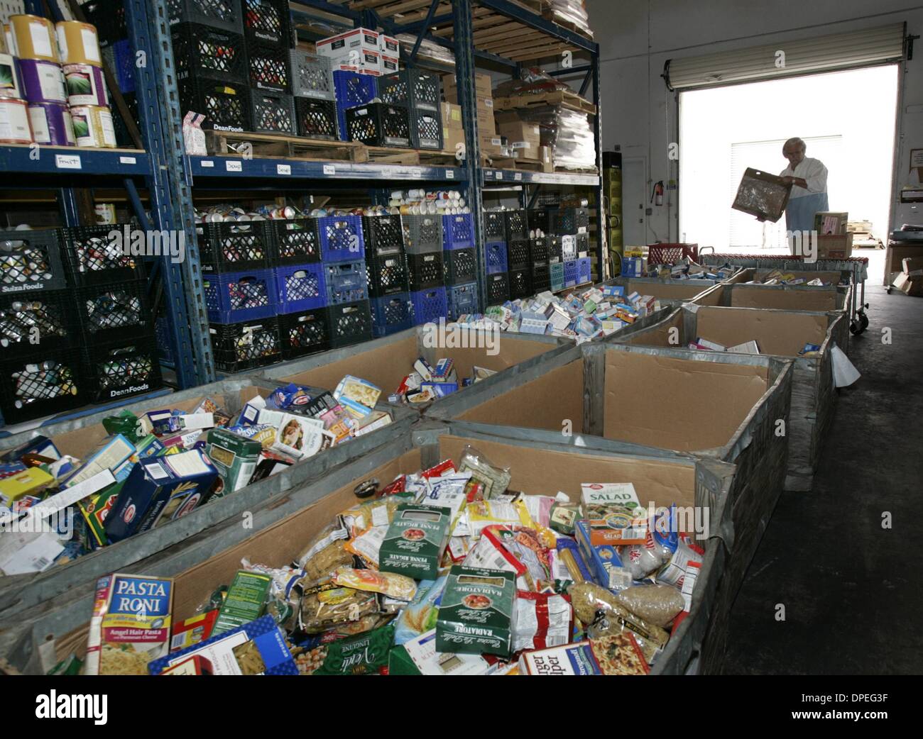 (Veröffentlicht 18.08.2005, a-1) Peter Babbs, Freiwilliger bei der North County Food Bank in San Marcos, sortiert essen bevor Shopper durchkommen. Zweite Ernte Geschichte. UT/DON KOHLBAUER Stockfoto