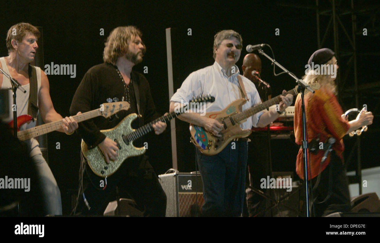 12. Juli 2006 - Walker, Minnesota, USA - Gitarrist STEVE MILLER singt auf dem außen-classic Rockfestival Moondance Stau 2006. Bandmitglieder: Bassist Billy Peterson, Kenny Lee Lewis, Gitarre, Keyboarder Joseph Wooten und Norton Buffalo. (Kredit-Bild: © Bruce Mies/ZUMA Press) Stockfoto