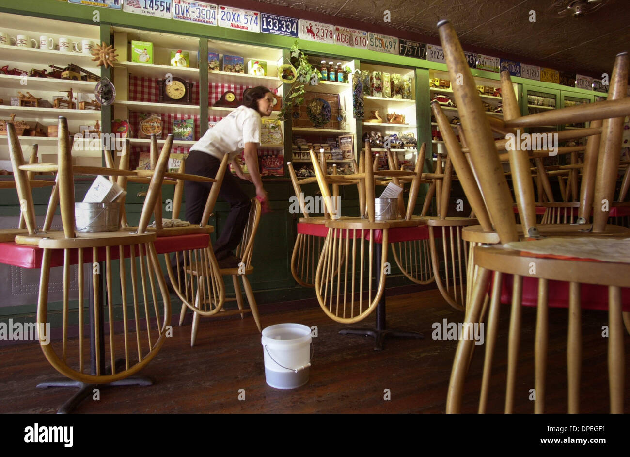 (Veröffentlichten 09.11.2003, h-1) SAN DIEGO COUNTY FEUERSTÜRME | CEDAR FIRE: AFTERMATH - Graciela (Cq) Ibarra, ein Arbeiter bei der Bergmann Diner auf der Main Street in Julian, reinigt und bereitet das Café Mittwoch 4. November 2003, so dass es am nächsten Tag öffnen konnte. UT/DON KOHLBAUER Stockfoto