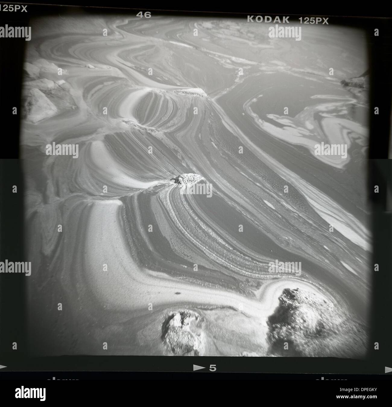 (Veröffentlichten 17.04.2005, e-6)   Ein seltsamer Wirbel der Salze und Algen Blüte Erstellung eines Entwurfs auf der Küstenlinie von the Salton Sea.  Nährstoffe von Algen (Phytoplankton) verwendet verursachen eine Bevölkerungsexplosion, bekannt als Blüten. Schnelles Wachstum und die Vermehrung der Algen bewirkt, dass das Wasser Erbsensuppe grün angezeigt werden. Fische hängen die Algen für Lebensmittel. Wenn die Algen sterben und setzen sich auf der Unterseite, es Wil Stockfoto
