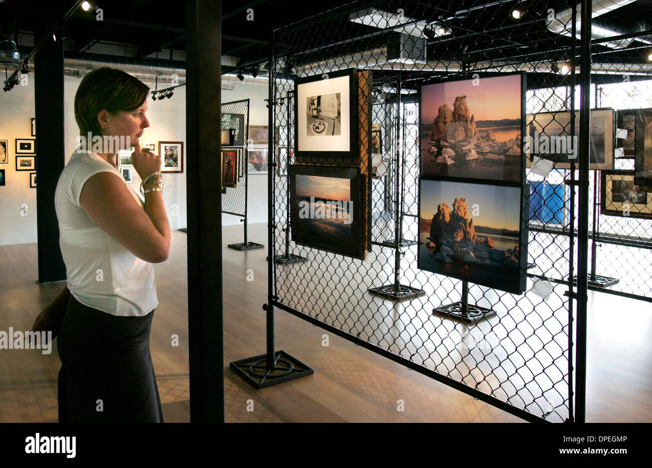 (Veröffentlichte 19.08.2006, NC-4) 28. Juli 2006, untersucht Oceanside, California At neue U-Bahn-Galerie im Oceanside Photo und Teleskop in Oceanside JESSICA FAIRCHILD, ein Mitarbeiter der Galerie, die Arbeit der 7 lokalen Fotografen, deren Arbeiten auf dem Display auf die neue Fotografie-Gallery -Foto von Charlie Neuman/San Diego Union-Tribune/Zuma Press ist. Copyright 2006 San Diego Union-Tribune Stockfoto