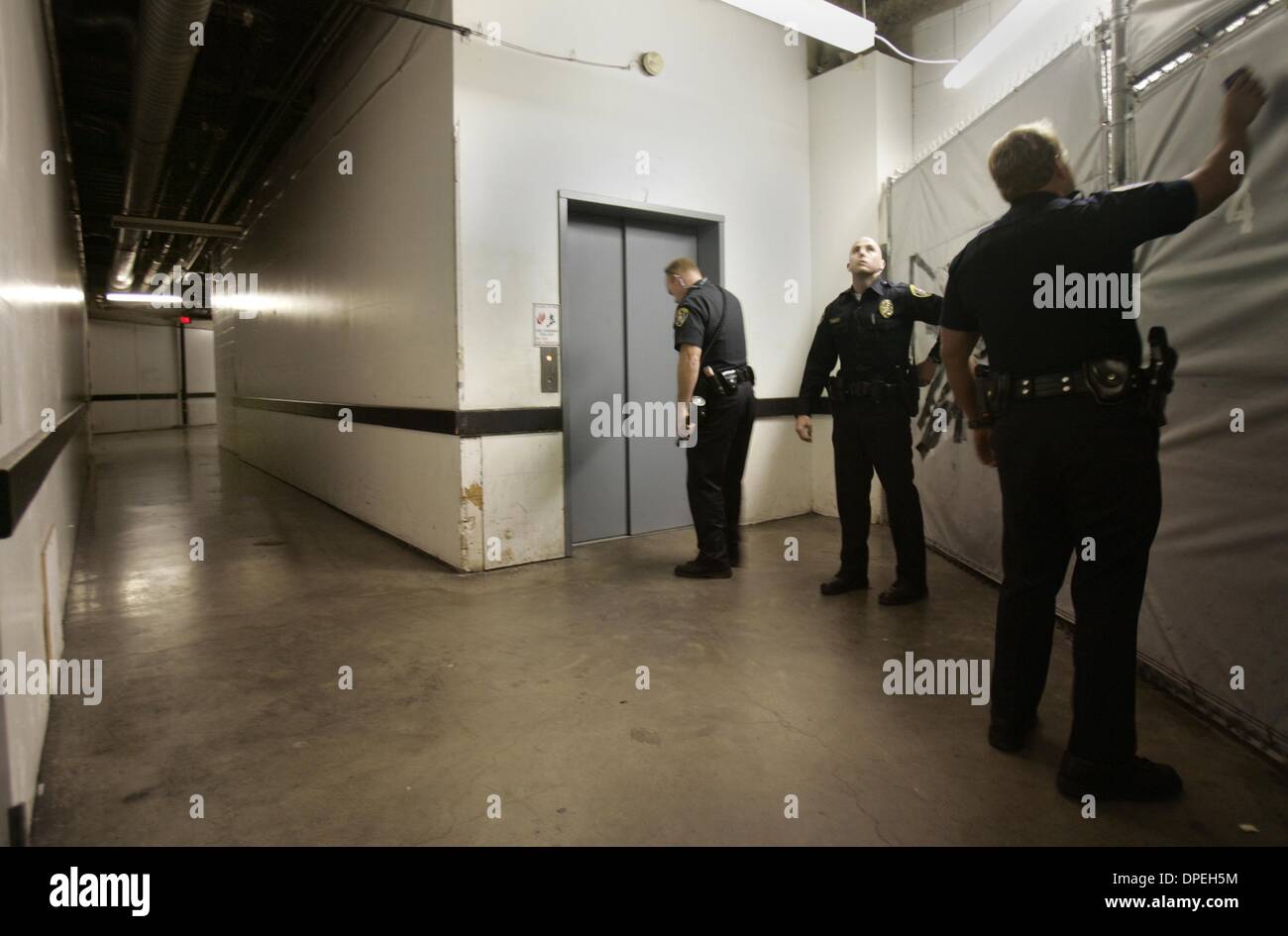 (Veröffentlicht 15.03.2005, b-1:1, 7)  San Diego Polizei check out ein Flur und Aufzug hinter dem Bananna Republik laden in Horton Plaza auf der Suche nach gestohlenen Geld möglich. Keine Ahnung, wo das Geld entnommen wurde. Die Polizei verhaftet jemand, der die Räuber Discription abgestimmt, aber er wurde entlassen nach 30 Minuten. Ich trat Polizei im Shopping Center, nachdem sie es von geführt wurden so Stockfoto