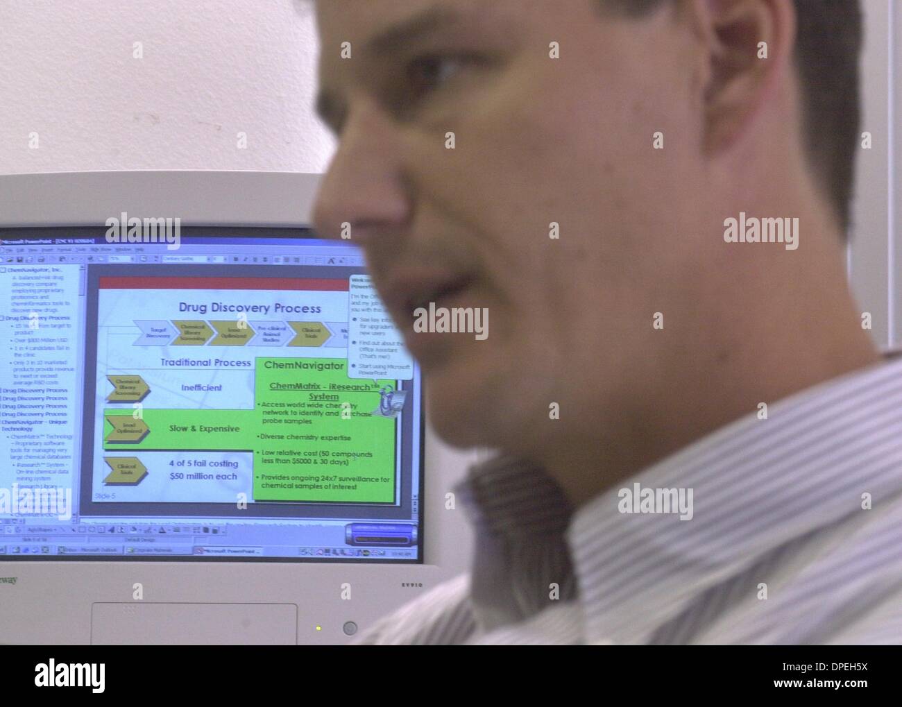 (Veröffentlichte 17.09.2004, s. c-5; UTS1832609) Scott Hutton, CEO von Chemnavigator, sprach über das Unternehmen mit einer Grafik darüber, warum ihre Datenbasis für die Entdeckung neuer Medikamente so wichtig ist. UT/DON KOHLBAUER Stockfoto