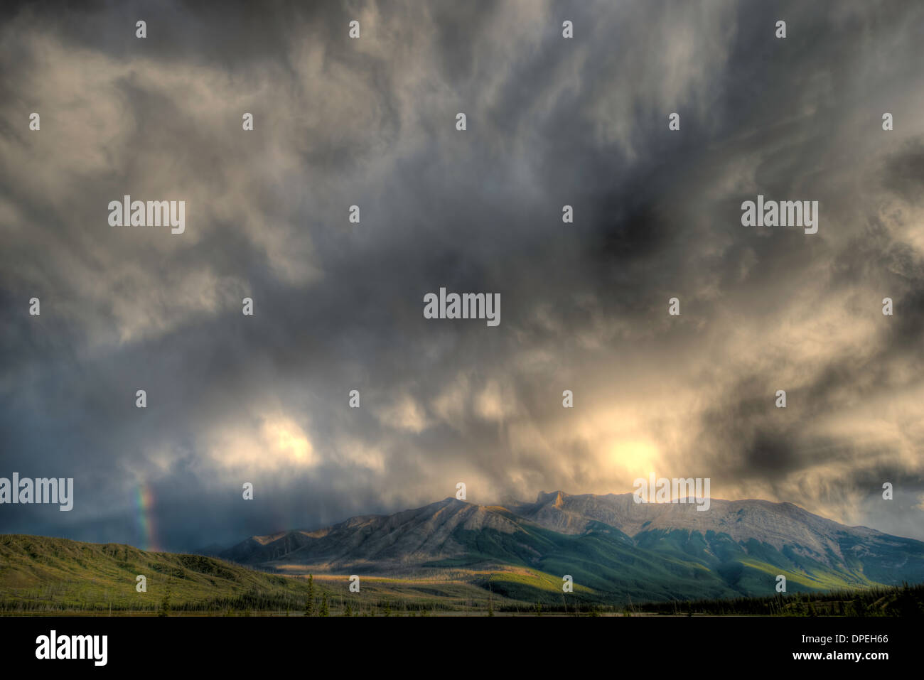Gewitterwolken über die Palisaden, Jasper Nationalpark, Alberta, Kanada Canadian Rockies Stockfoto