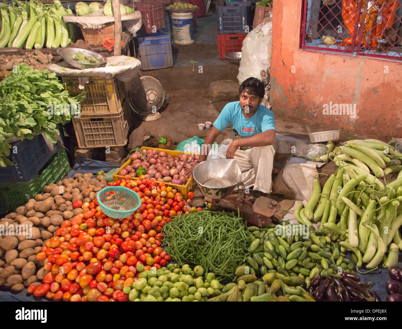 Indischer Mann, Verkauf von Gemüse auf dem Boden in einem Straßenmarkt in Neu-Delhi in der Nacht, Indien Stockfoto